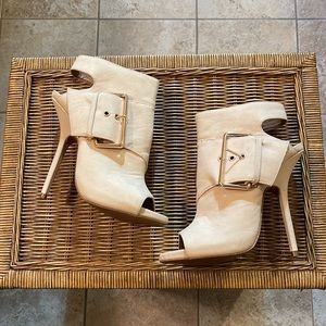 NWOT Ziti Soho Stiletto Peep Hole Shoes